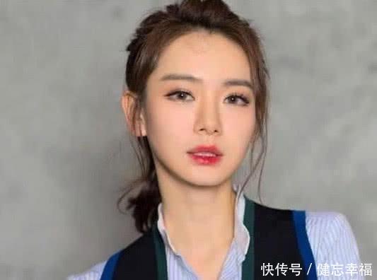 无意中看到戚薇早年的照片,和现在对比一下,变