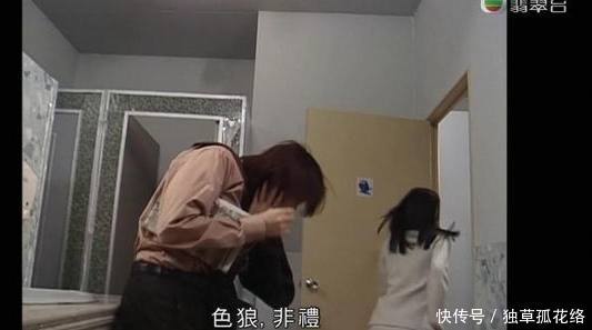 女子误入男厕，她用这个办法避免了尴尬！