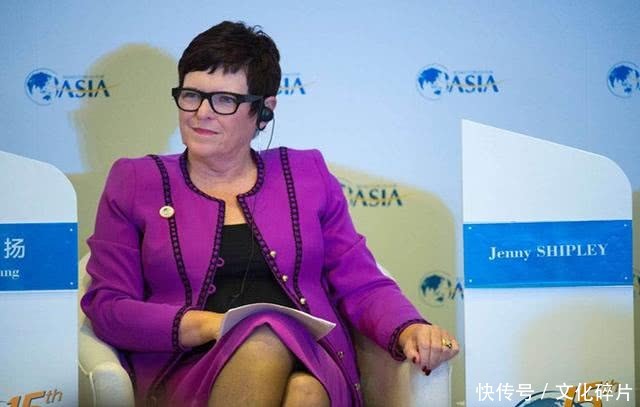 总理出国访问,女部长召开秘密会议罢免他,成为该国首任女总理!