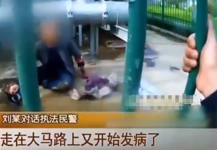 男子怀疑自己得了狂犬病,把自己锁在铁栅栏,接