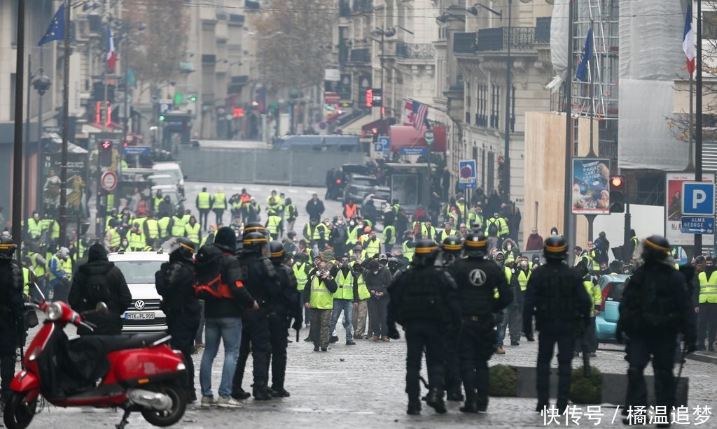 法国黄背心示威游行持续进行 超两百人被捕