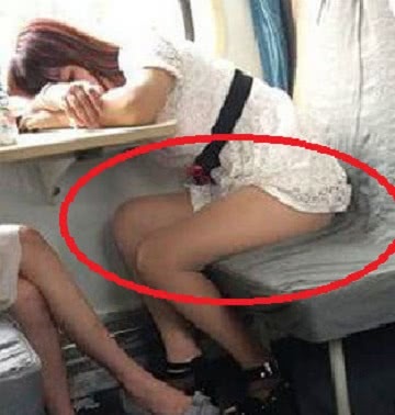 搞笑内涵GIF图:火车上妹子裙子穿这么短还这样睡觉，你是故意来考验我们的定力的吧