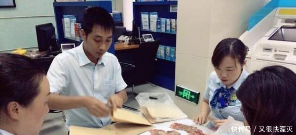 太悲催!男子10万现金藏橱柜,被水浸泡4年,去银行兑换时懵了! 第1张 太悲催!男子10万现金藏橱柜,被水浸泡4年,去银行兑换时懵了!-家居窝