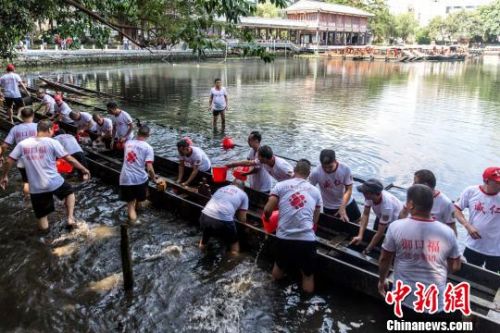 广州荔湾\＂起龙船\＂ 最老龙舟已超400岁