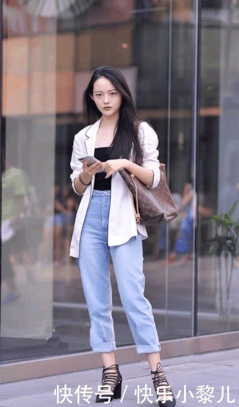 街拍:美女牛仔裤展现时尚活力的气息,简约清爽又落落大方的感觉 澳门电子游艺