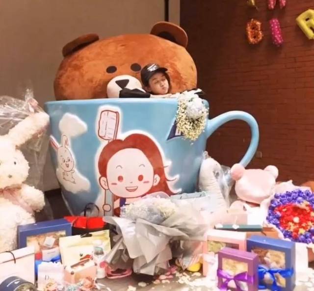 赵丽颖生日被礼物包围 在巨大茶杯里 卖萌可爱