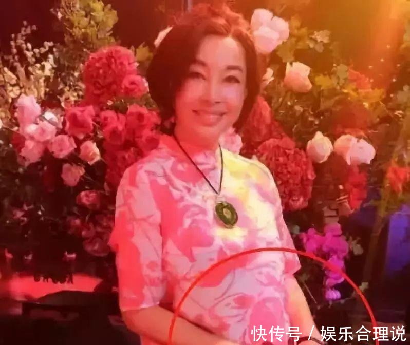 63岁刘晓庆被曝怀孕 自曝少女军装清涩照! 美艳