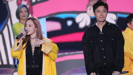 阿娇赖弘国互动少，李小璐贾乃亮同台显尴尬，明星也是塑料爱情