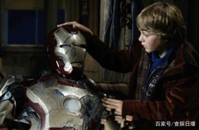 《复仇者联盟4》钢铁侠葬礼上有个年轻人停留