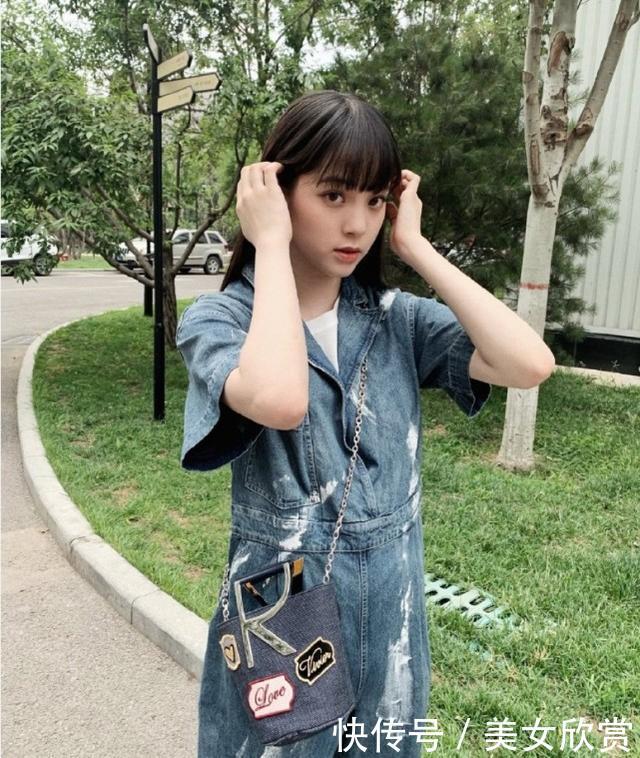 欧阳娜娜发美照忘P图?初恋脸被“46码”大脚抢镜,都怪比心鞋 澳门皇冠体育平台官网