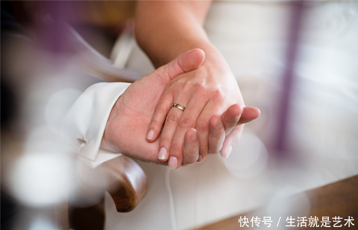 毁容后，男友待我如初，婚后无意看到他的手机短信后，我如堕冰窖