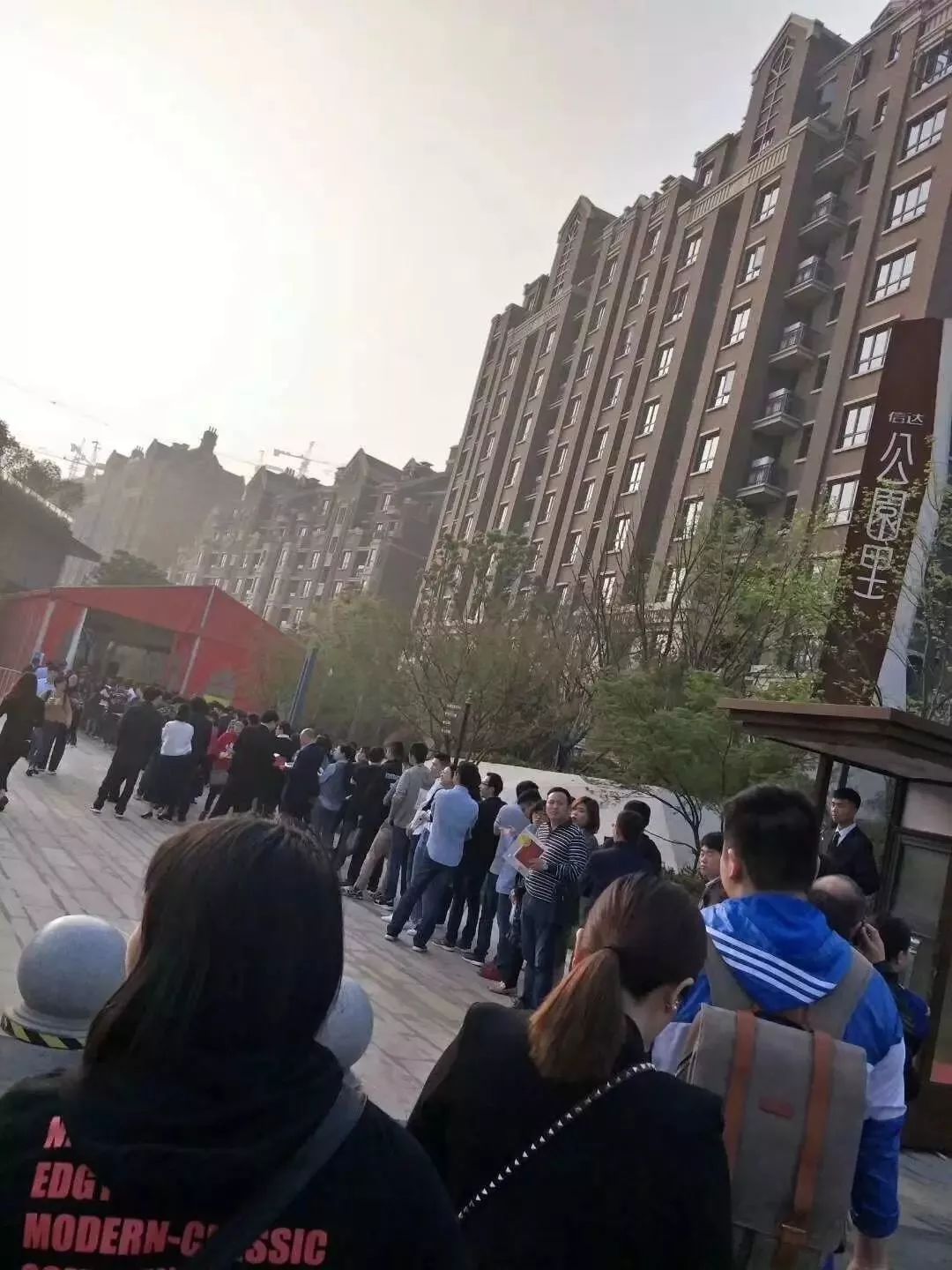 可怕!购房公证摇号蔓延全国7城,4.4万人摇号416套房,中签率不足