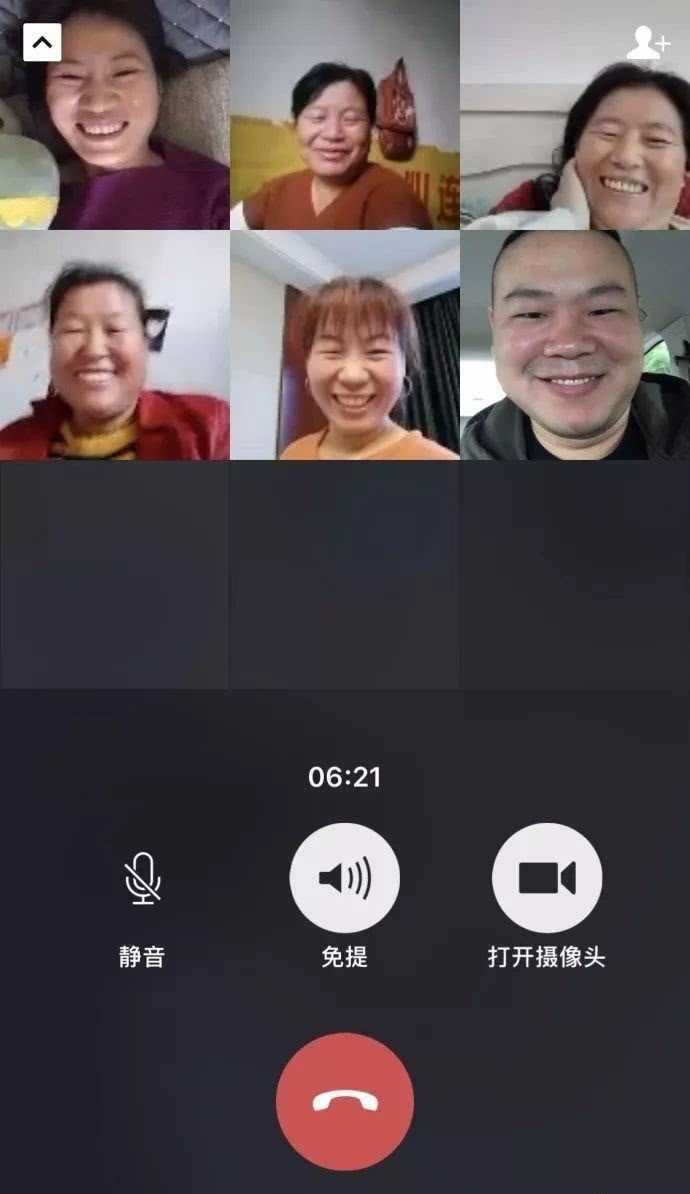 陈妍希的圆脸原来是遗传了妈妈，而小岳岳基因强大全家共用一张脸