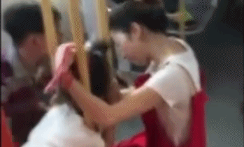 公交车一个刹车致女童头卡扶手杆 惊呆消防官兵