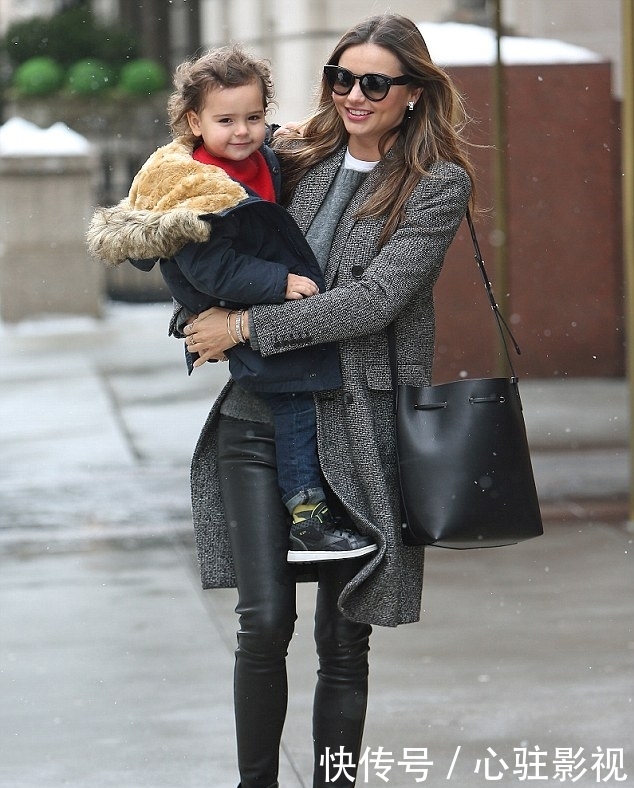 米兰达可儿现身日本!一袭灰色大衣搭阔腿九分