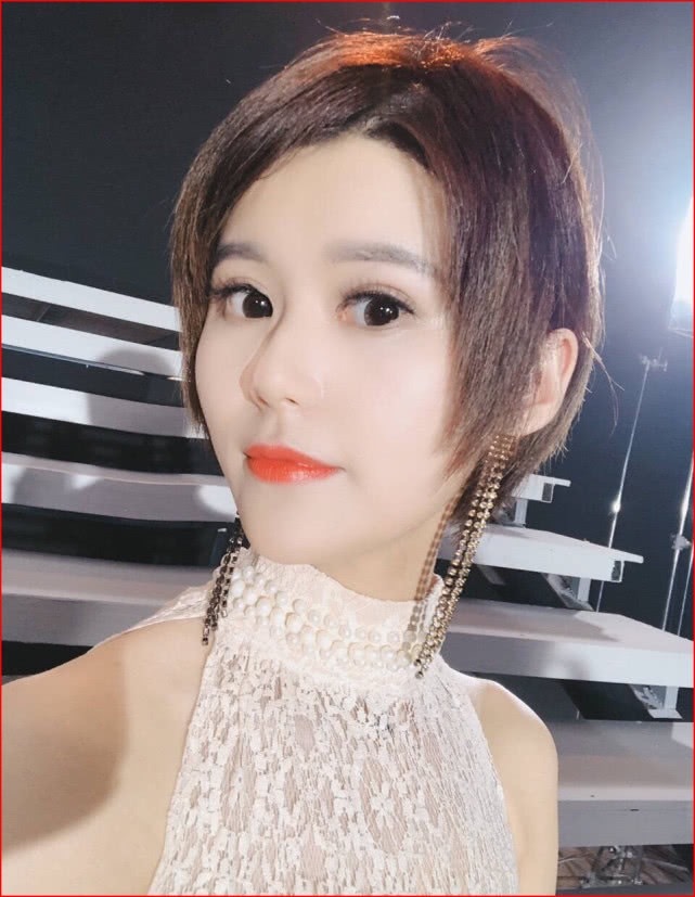 播谈草莓三胎:我现在在为儿子拼搏,老婆孩子以