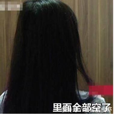 女子在沙发上睡觉，陌生男撬门而入，女子：故意在装睡