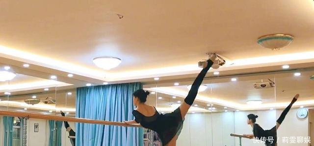 张梓琳带女儿到董璇餐厅玩, 和路人合影的照片