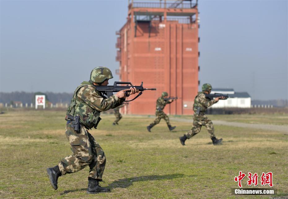 2月28日,在位于武汉东西湖区的武警湖北总队区域训练基地,百余名武警