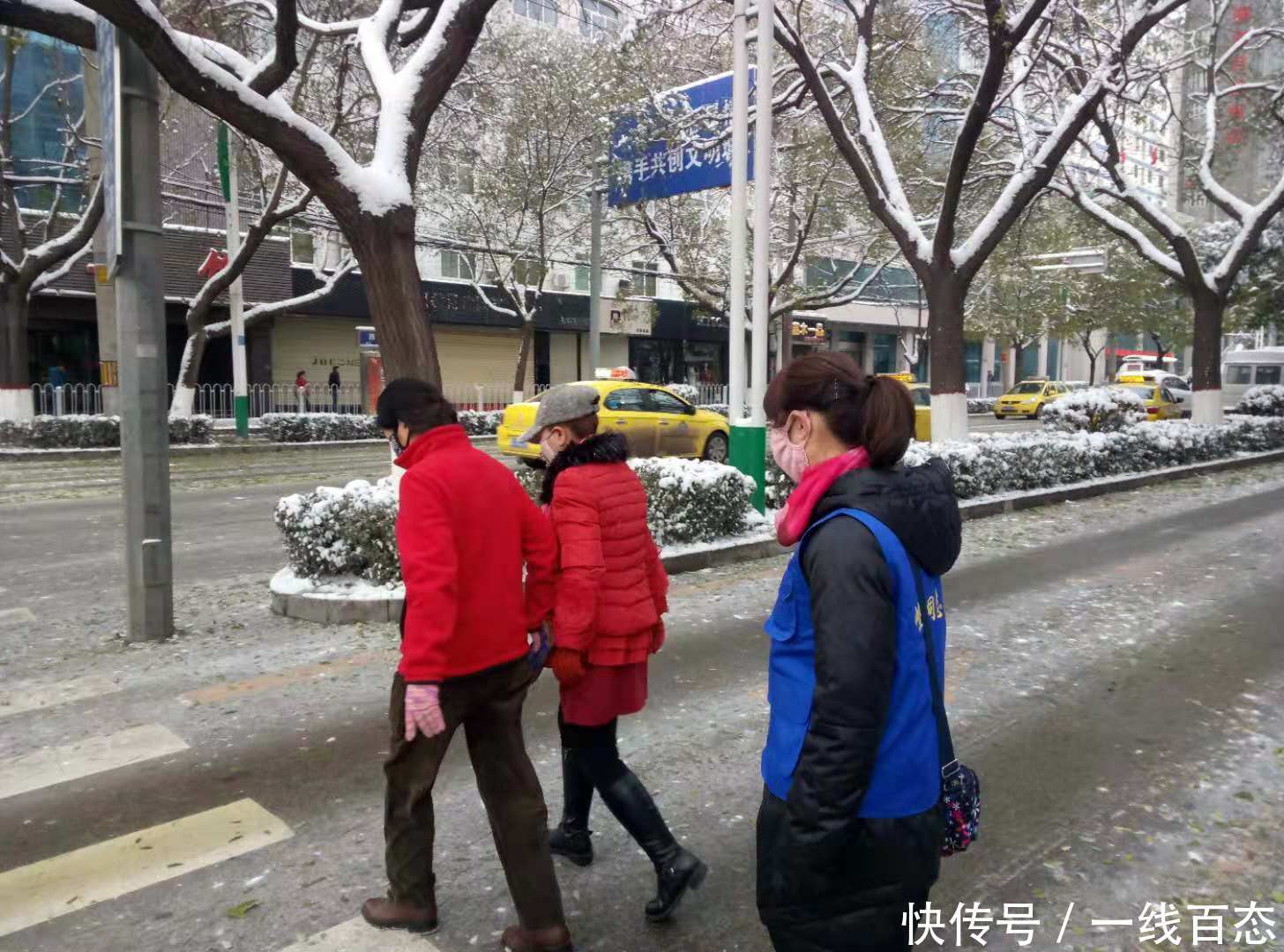 文明交通劝导 我们在行动--崆峒区为老服务志愿