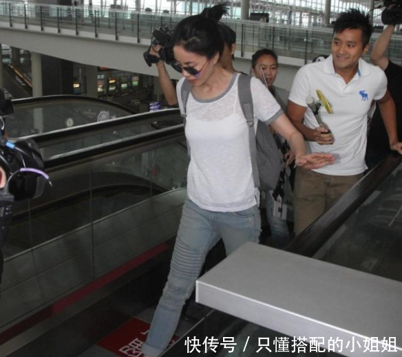 菲,白T恤搭牛仔裤素颜现身机场,脸上的痘痘引