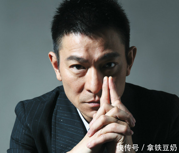 娱乐圈的天王巨星,出道多年零绯闻,却因亲姐