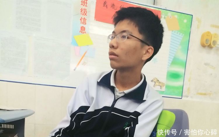 女老师上课时突然肚疼,男同学这么做,太出乎意