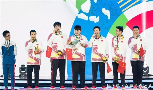 王者荣耀:亚运会电竞首金,王添龙吃金,队友投来