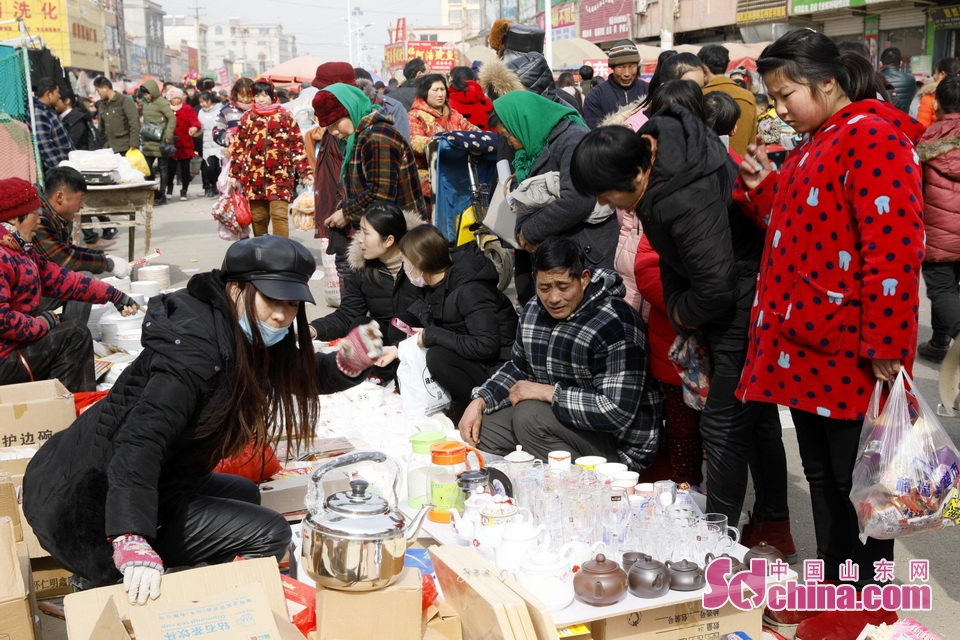 临沂小镇万人过年赶大集 外地人淘实惠当地人赶心情