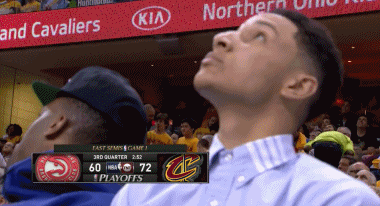 决赛拉开大幕,在第三节的间隙,今年选秀大会的状元最热人选西蒙斯现身