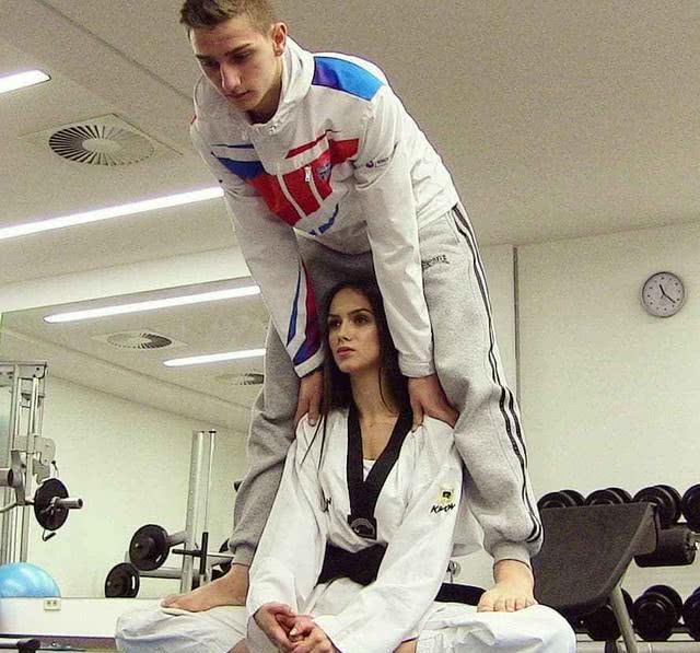 八块腹肌、跆拳道黑带!塞尔维亚21岁主持人走