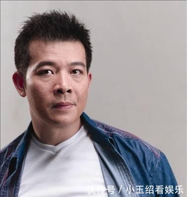 香港著名的反派演员一个51岁大秀肌肉,一个未