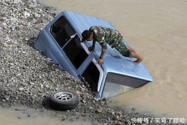 开心一笑:我同事最近有个毛病,总是爱戴手套,手