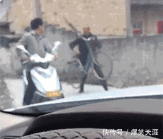 搞笑GIF:媳妇儿,你出来吧,他都交待了! 搞笑GIF:媳妇儿,你出来吧,他都交待了!