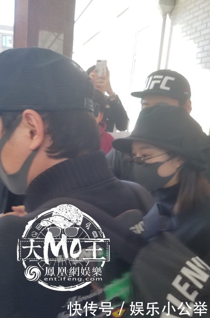 赵丽颖产后首现身,外形略胖面部白皙,冯绍峰神