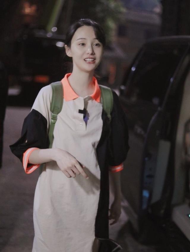 郑爽恋爱后越活越少女,穿连衣裙帆布鞋下班,背