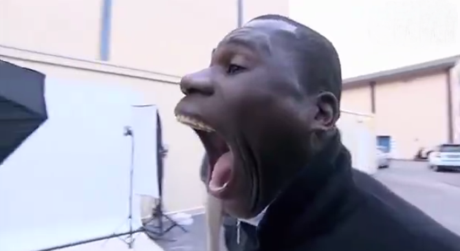世界上嘴巴最大的人:可装可乐罐