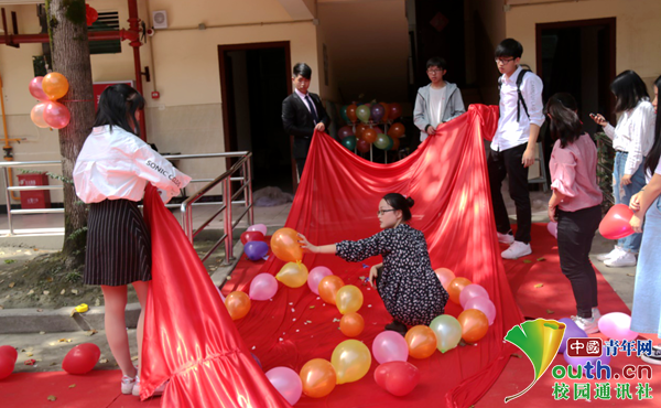 大学生拉赞助集祝福 为养老院3对耄耋老人补办