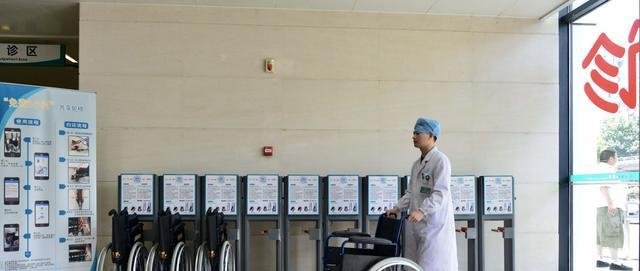 武汉首批共享轮椅入驻协和医院,微信扫码可用