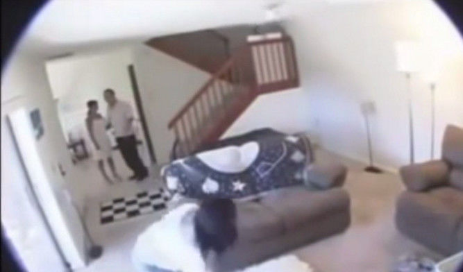 丈夫察觉妻子不忠,偷装监控,看到眼前一幕不敢相信自己的眼睛