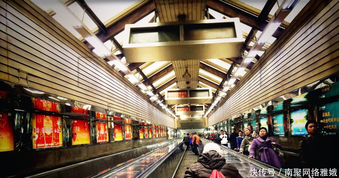 我国最刺激的电动扶梯, 长度达100余米, 部分人