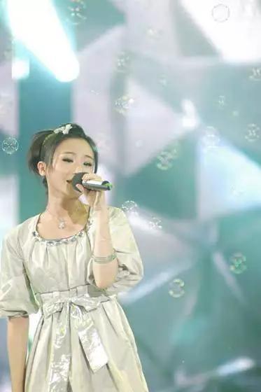 她16岁夺得奥运冠军,一年后却选择退役,为救母