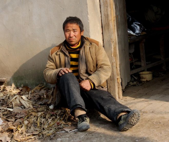 老光棍砍柴捡到一块玉石,价值100万,2天后家里