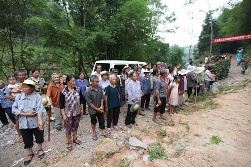 孕妇摔倒致流产,一百个村民没有一个同情她,背