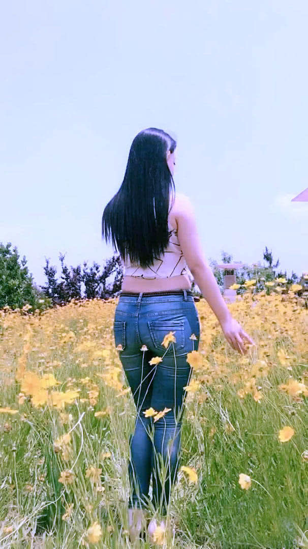 胯宽的美女穿牛仔裤,胖与瘦相差不大,每张都值