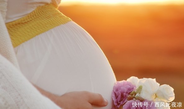 怀孕8月孕妇不慎滚下楼梯,医生检查后,孕妇和