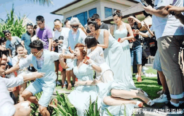 颖儿大婚柳岩被骂伴娘服太抢风头, 网友:那是你