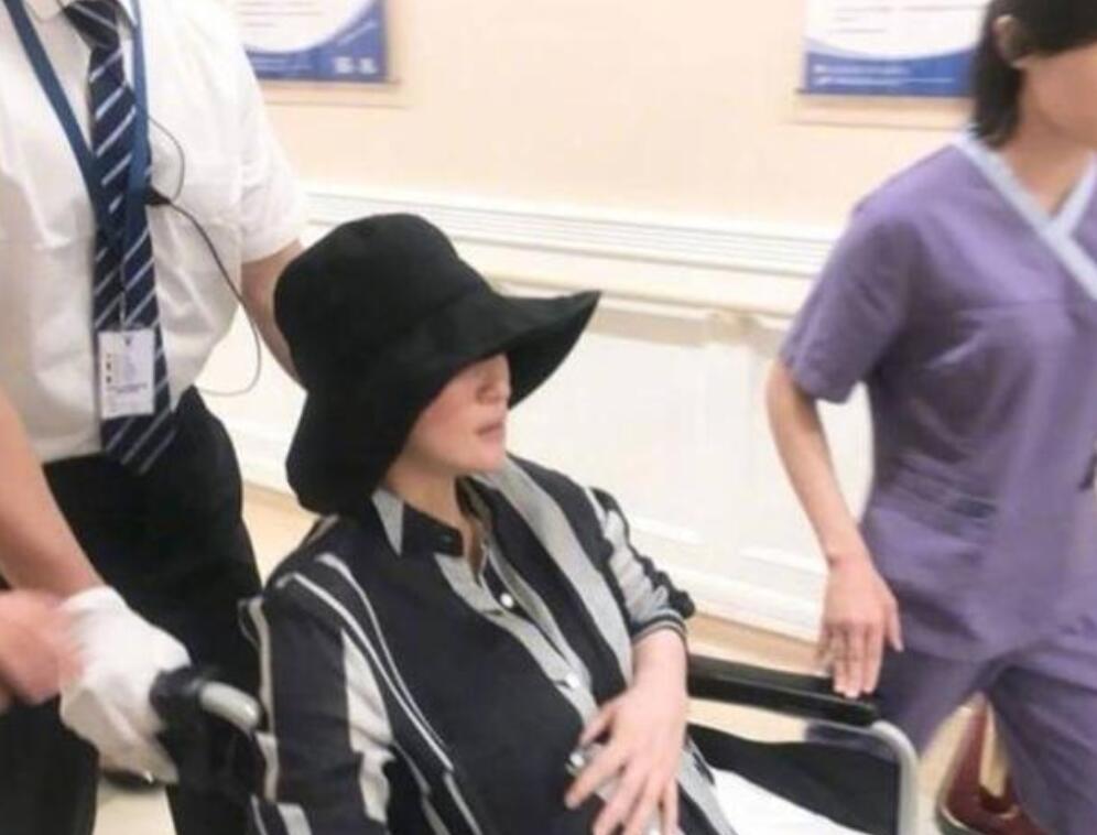 赵丽颖产子出院包裹得严严实实,与杨幂baby形