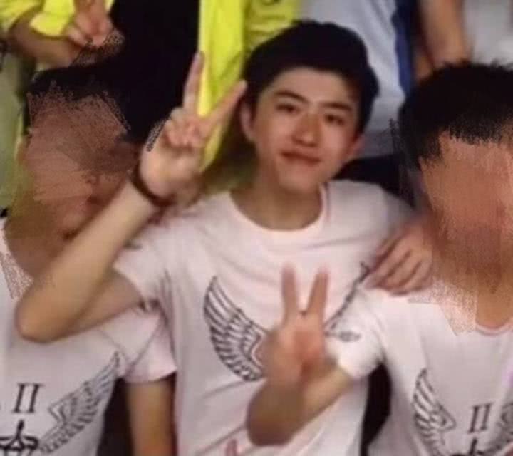 蔡徐坤中学初中曝光,是名副其实的校草,照片同初中初中部吴堡图片