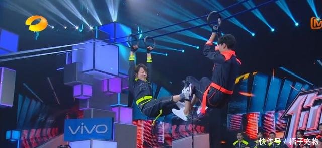 快乐大本营胡一天与何炅高空摔跤,这些动作真